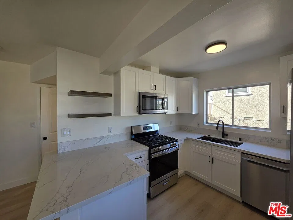 2 bed, 1.5 bath, 930 sqft, $2,600 — Photo 4