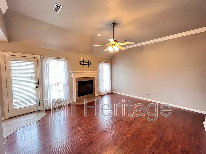 3 bed, 2.0 bath, 1325 sqft, $1,575 — Photo 4