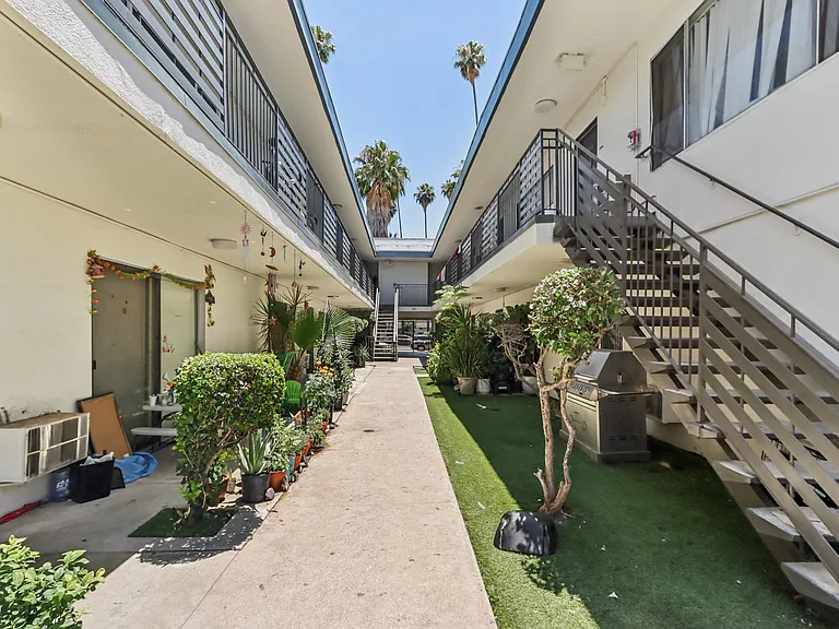 Shermanair Apartments — Photo 9