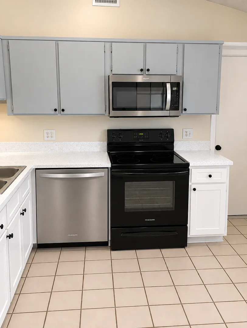 4 Bed 2 Bath Home | Pet Friendly with Fenced in Yard | Washer Dryer Hook Ups | Section 8 Welcome — Photo 4