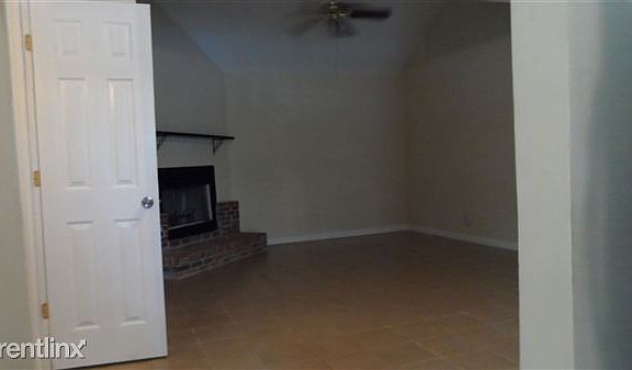 PICTURE OF LIVING ROOM 1