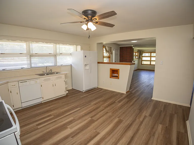 2401 Willow Dr — Photo 10
