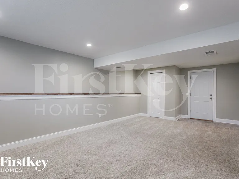 810 York Dr — Photo 14