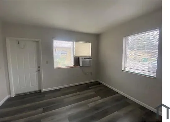 301 Sharar Ave #3 — Photo 2