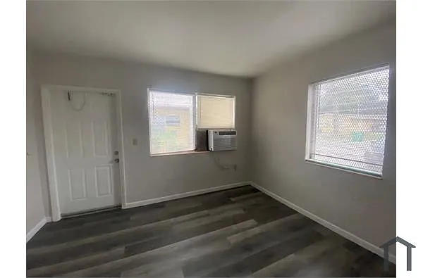 Building Photo - 301 Sharar Ave #2