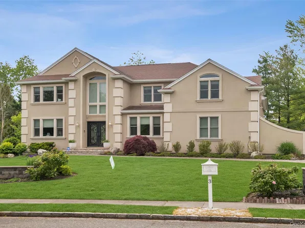 3 Chauncey Place, Woodbury, NY 11797