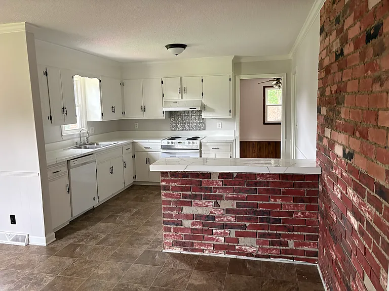 328 Lookout Dr — Photo 4