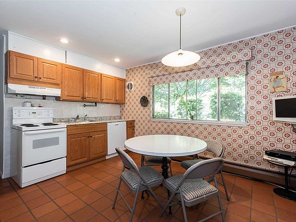 3rd image of 2129 Salisbury Park Dr