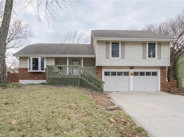 15212 S Arapaho Dr, Olathe, KS 66062