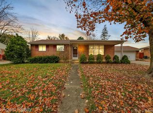 5836 Lochleven Dr, Waterford, MI 48327