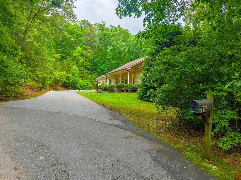 215 Oakridge Dr — Photo 16