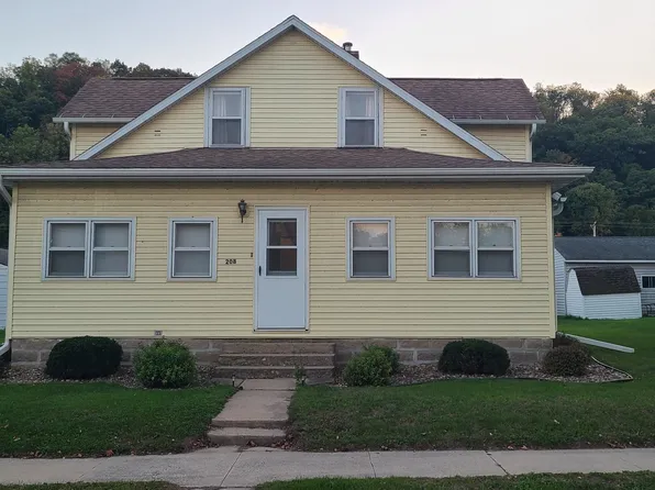 208 1st St SW, Elkader, IA 52043