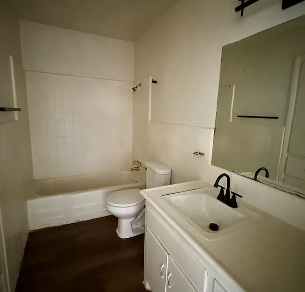 703 47th St #B — Photo 5