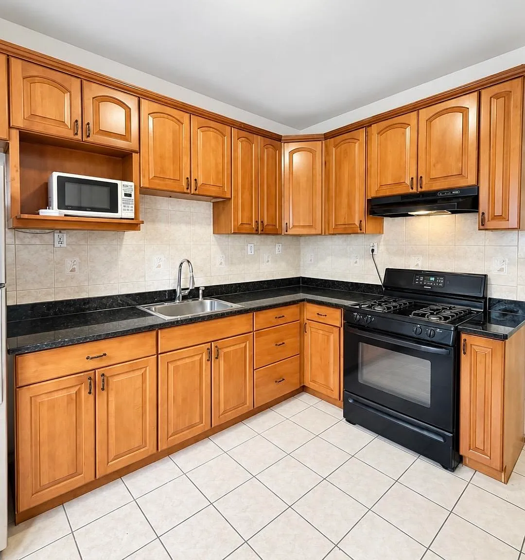 2 bed, 1.0 bath, $2,000 — Photo 2