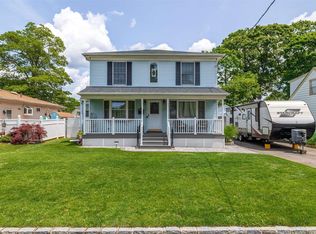 210 S Clinton Ave, Lindenhurst, NY 11757