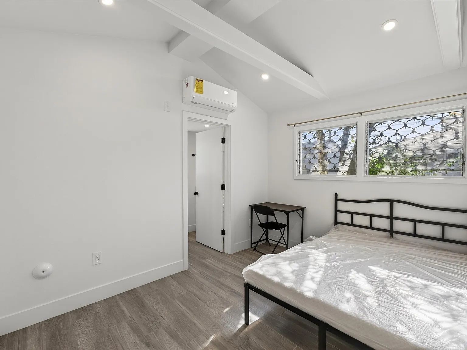 1 bed, 400 sqft, $1,350 — Photo 2