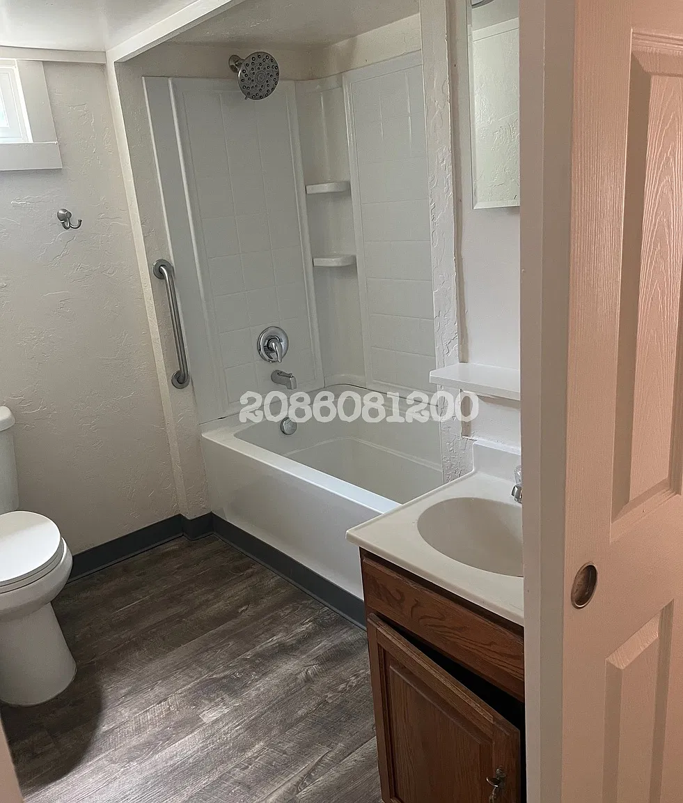 118 SE Locust St — Photo 3