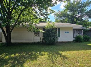 910 S Mills Dr, Euless, TX 76040