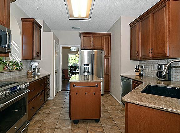4th image of 902 Green Brook Dr