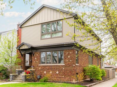 7257 W Greenleaf Ave, Chicago, IL, 60631