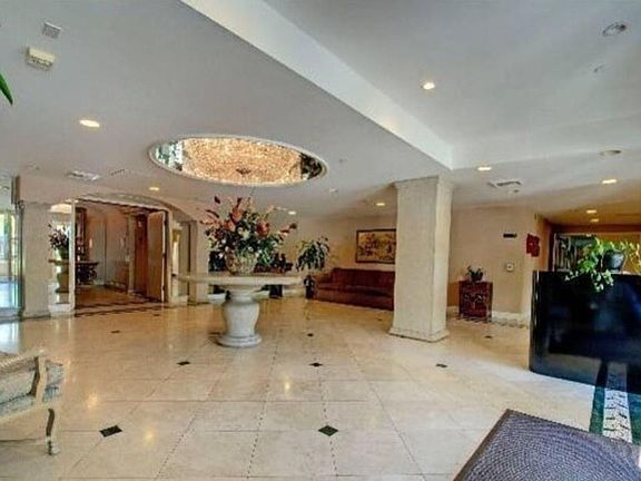4th image of 430 N Oakhurst Dr #401
