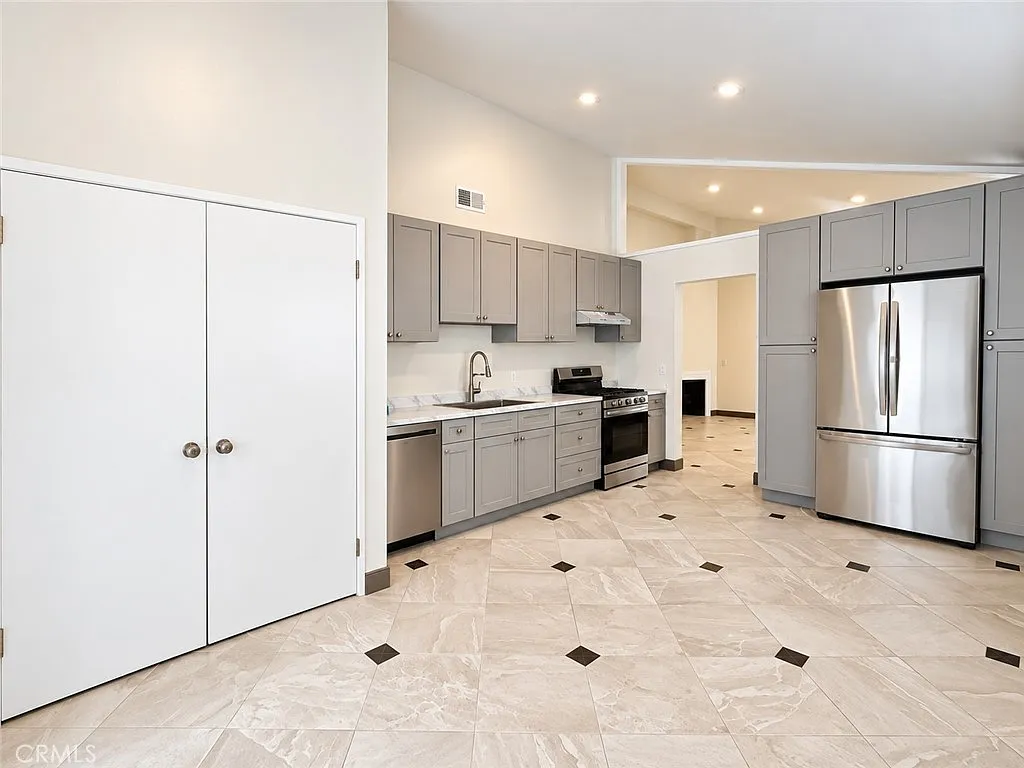 4 bed, 1472 sqft, $4,400 — Photo 4
