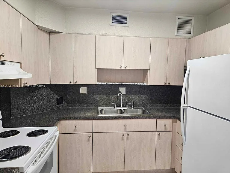 3431 SW 4th St #1 — Photo 10