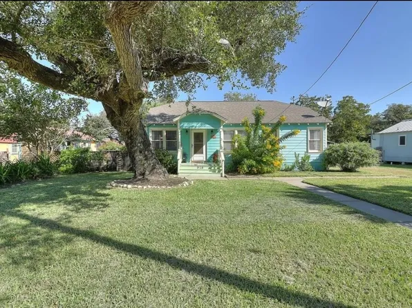 916 E Cedar St, Rockport, TX 78382