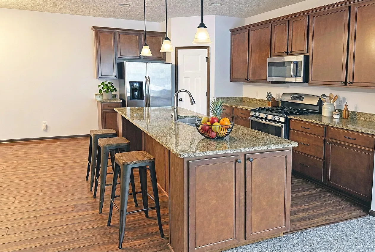 3 bed, 2.5 bath, 1700 sqft, $2,400 — Photo 3