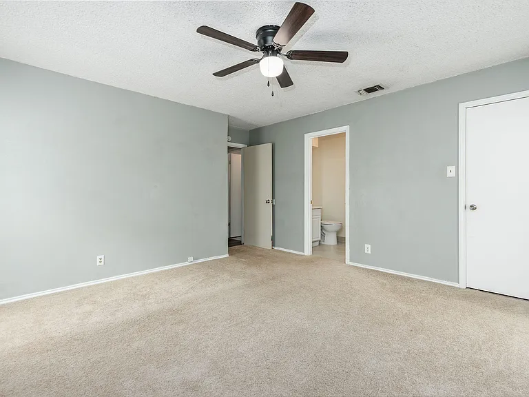 4471 Haymarket St — Photo 16