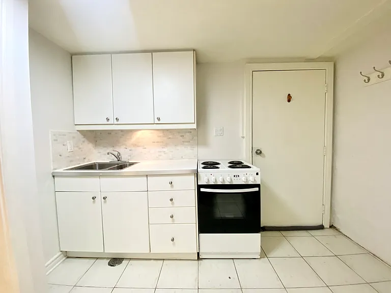 589 Annette St #BASEMENT — Photo 7