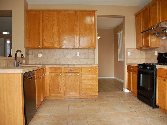 Open Kitchen w/breakfast area