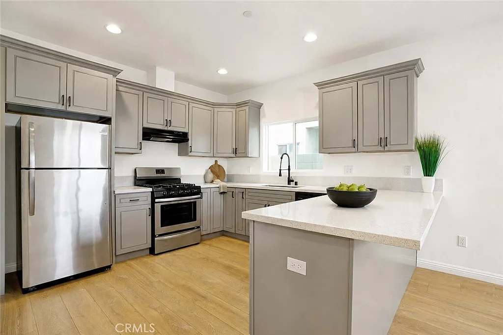 3 bed, 1150 sqft, $3,395 — Photo 2