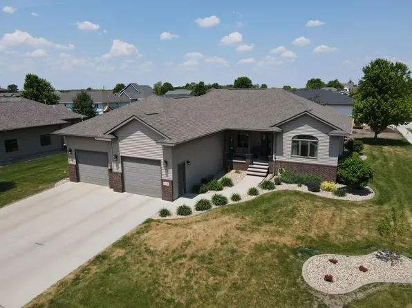1428 Country Dr, Mitchell, SD 57301