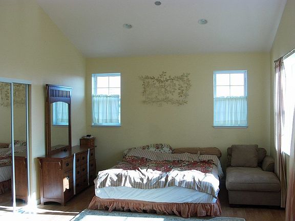 Master w/cathedral ceiling