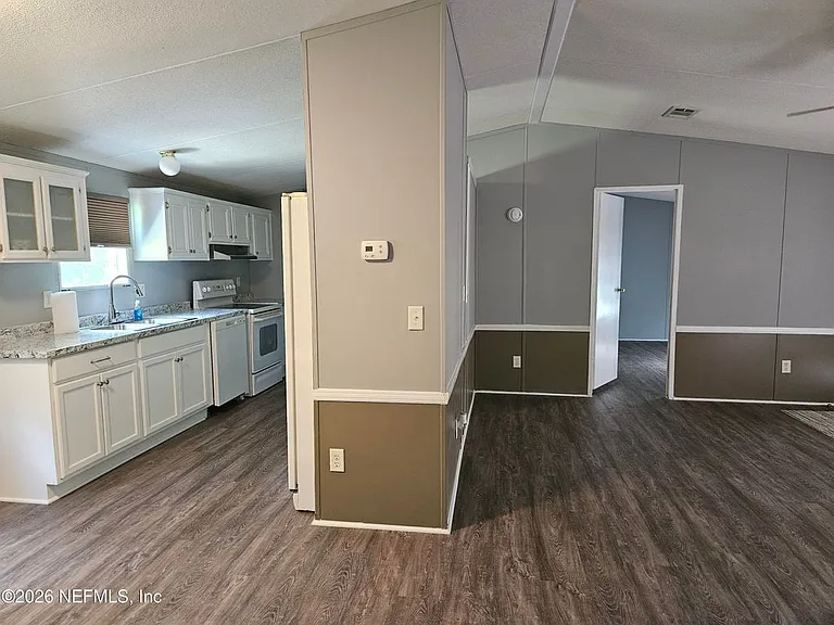 2415 Clover Ave — Photo 6