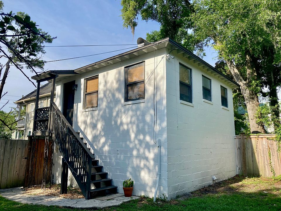 Garage apartment with fully fenced in yard.