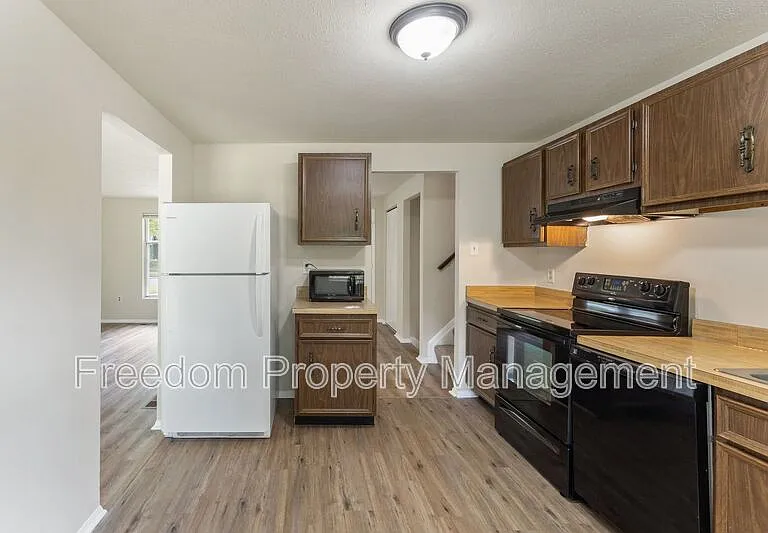 2516 Tabor Ct — Photo 11