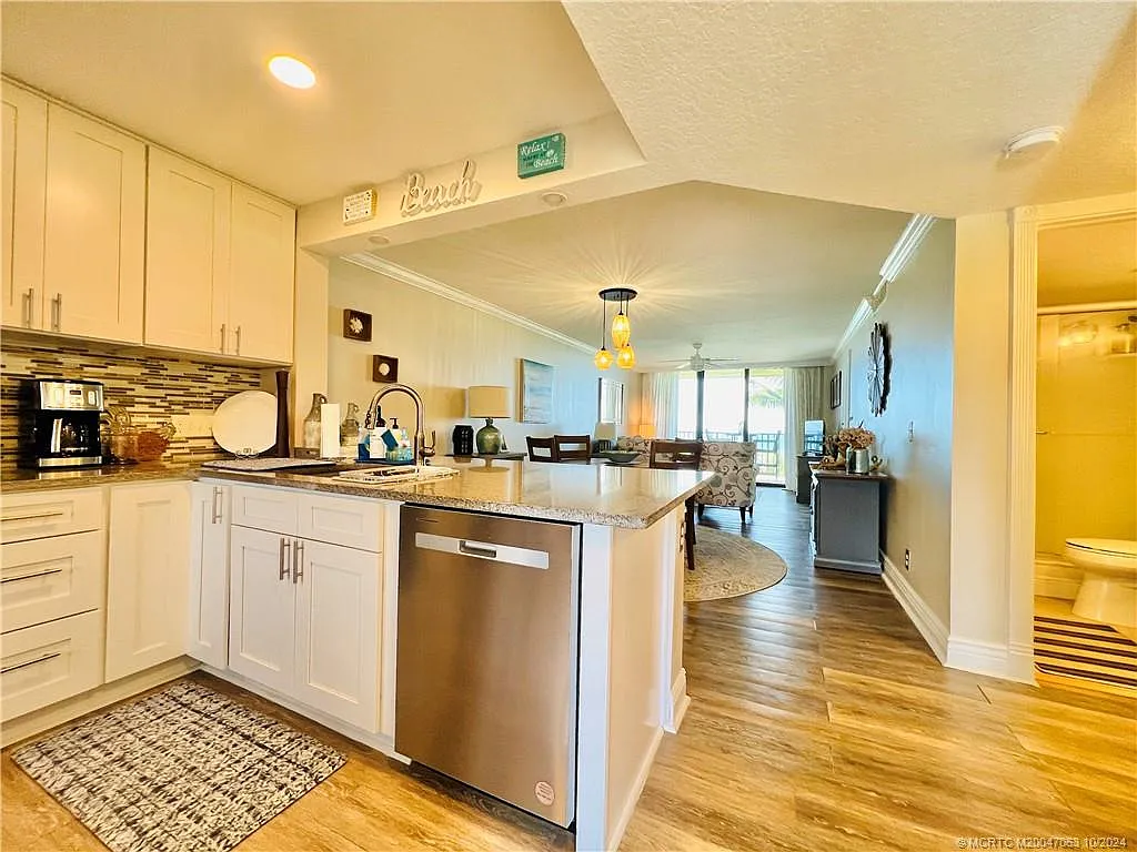 2 bed, 2.0 bath, 984 sqft, $5,650 — Photo 4