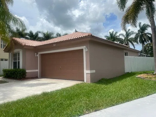 1968 SW 177th Ave — Photo 2
