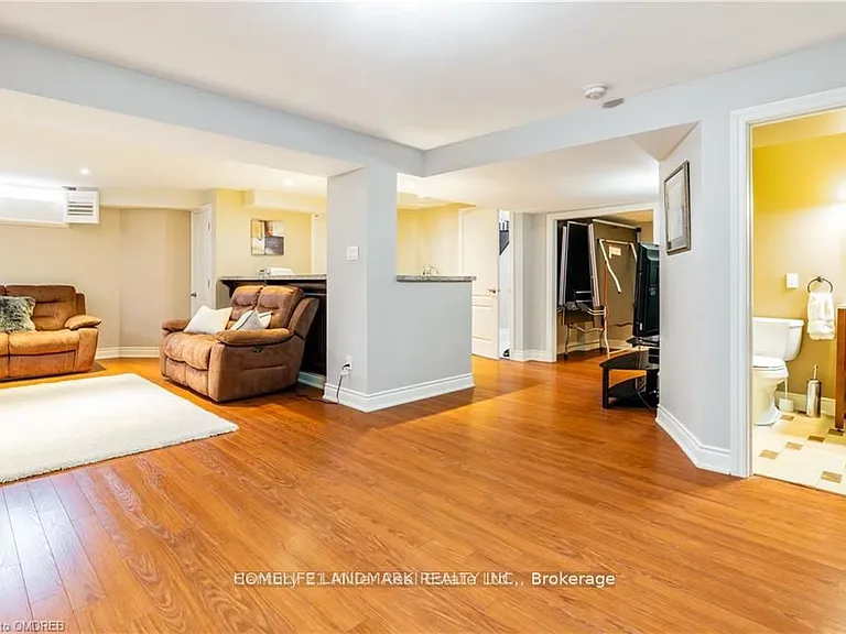 2384 Parkglen Ave — Photo 2