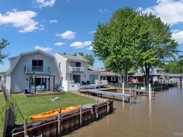 29405 Private Dr, Chesterfield, MI 48047