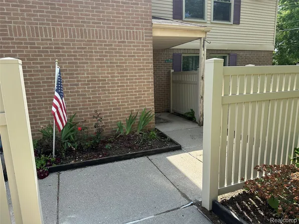 61290 Greenwood Dr #94, South Lyon, MI 48178