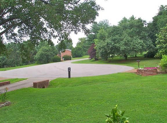 3rd image of 401 Hermitage Dr