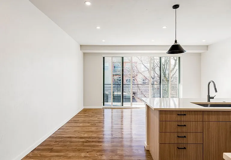 990 S Logan St — Photo 4
