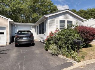 205 Village Cir W, Manorville, NY 11949