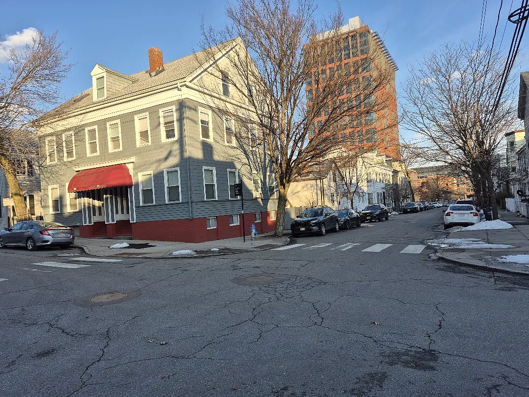 4 bed, $4,200 — Photo 1
