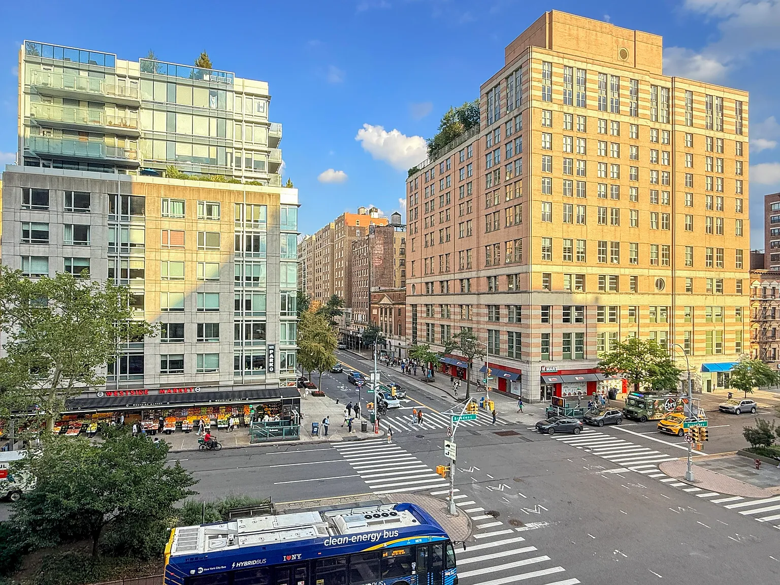 2841 Broadway — Photo 3