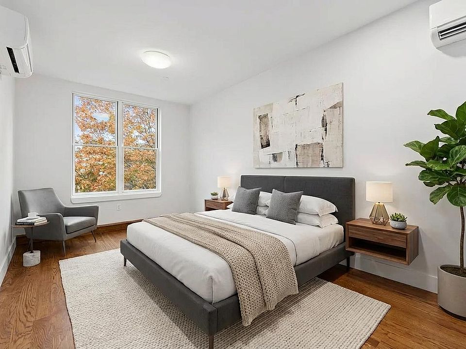 2nd image of 550 Van Buren St #3B