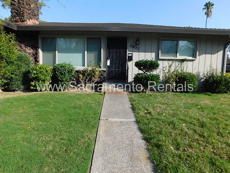 2637 Latham Dr — Photo 33